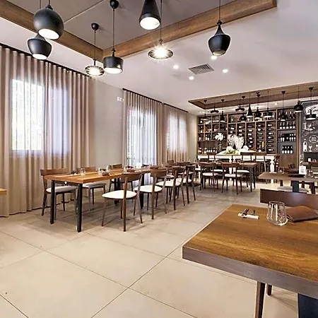 Bhotel لاغونيغرو